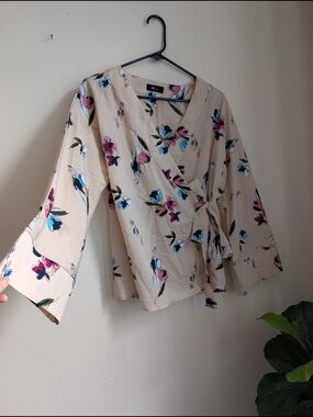[3for$20] Beige Floral Kimono-style Wrap Blouse
